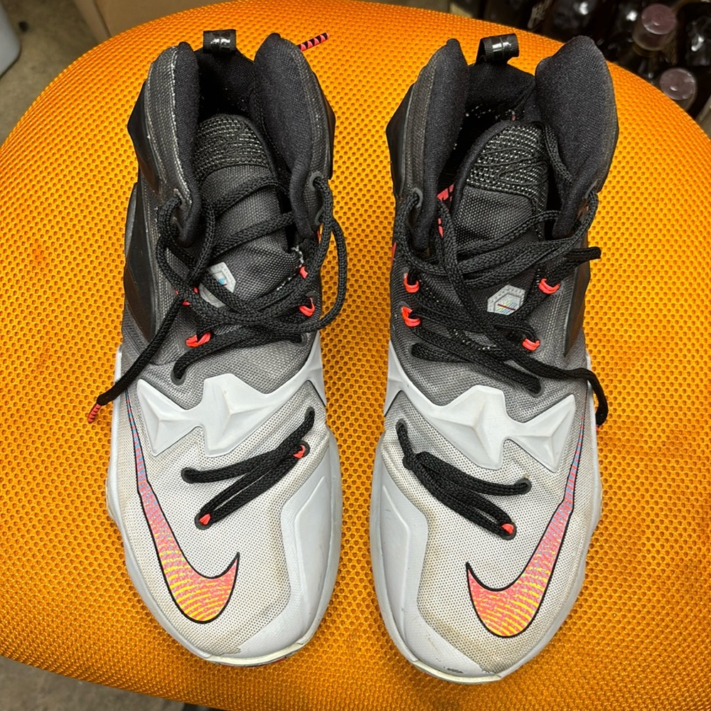 Preowned Lebron James 13 On Court sneakers size 8.5